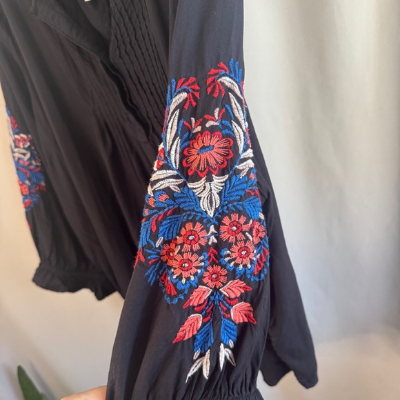 Liz Claiborne Woman’s Black Floral Embroidered 3/4 Sleeve Top - Picture 5 of 8